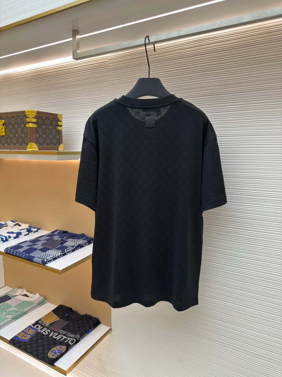 LOUIS VUITTON Hand-signed pearl round neck checkerboard short sleeves ●Authentic product: Purchased and developed by 9574 ●Item No.: 1680354-A55 ●Fabric: Silk full jacquard fabric ●Technology: Beaded embroidery production ●Version: Fitted version ●Weight: about 270 grams ●Size: XS-S-M-L ●Description: Made of 50S double-stranded optical filament, 210g; with 32S double-yarn thread, 300g. The smooth jacquard fabric uses silk threads with better gloss as warp and weft threads, and uses complex jacquard technology to weave delicate and exquisite triangular patterns on the entire fabric. The fabric not only has a beautiful appearance and feel, but also has an overall higher quality feel. The silk jacquard fabric design adds a unique charm to the product through exquisite patterns and textures. The chest presents beaded embroidery and rivet technology combined with patterns. Beaded embroidery is a special decorative method that combines beads and embroidery technology. This decorative method usually uses pearl materials on textiles, which are stitched and embroidered to form various patterns and shapes. Bead embroidery has unique artistic characteristics and expressive power to create colorful, clear-layered and three-dimensional decorative effects. The overall wiring is straight and delicate, the fabric is comfortable and soft, and the color is consistent without color difference. It can be matched with the same style to create a fashionable look and control various occasions. Customized accessories, complete with three standards, same style for men and women!